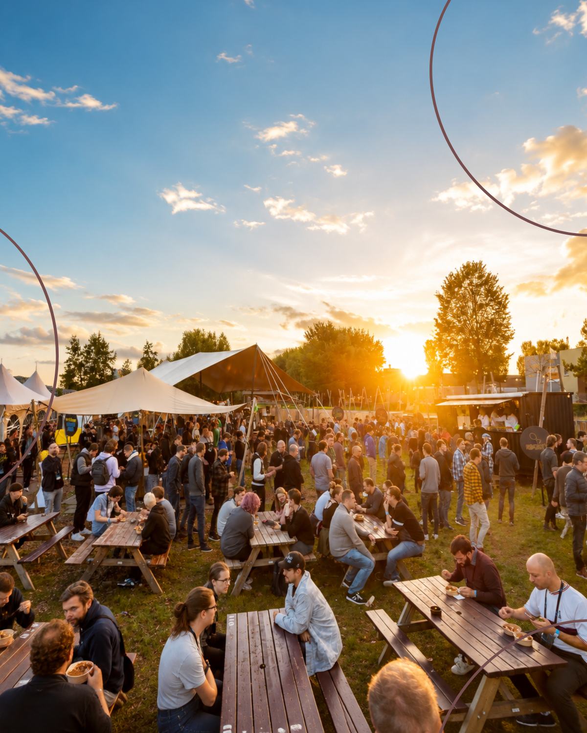 Foodfestival met foodtrucks en lichtjes bij zonsondergang