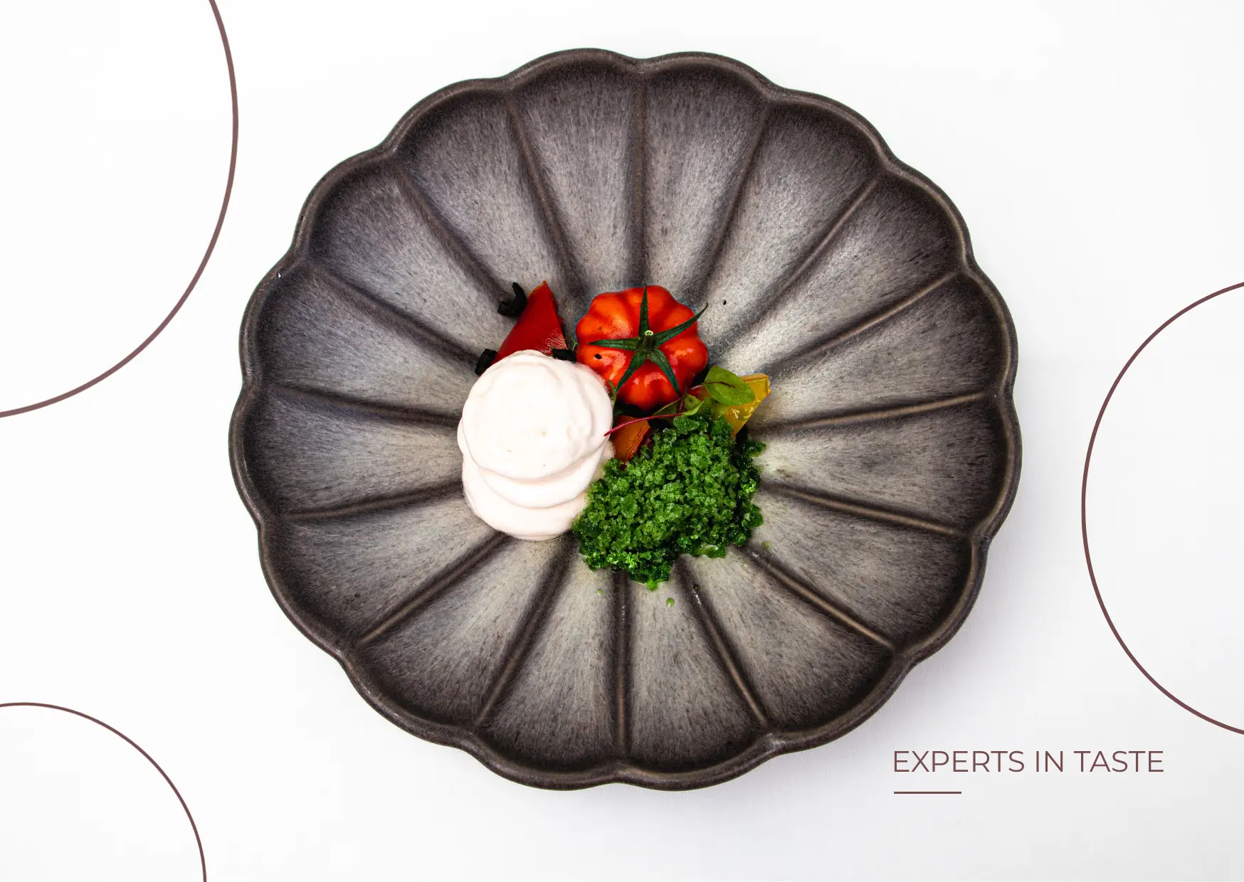 Verfijnd gedekt bord met culinair gerecht van B&E Catering — Experts in taste